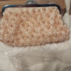 Clutch pearl with 2 chains